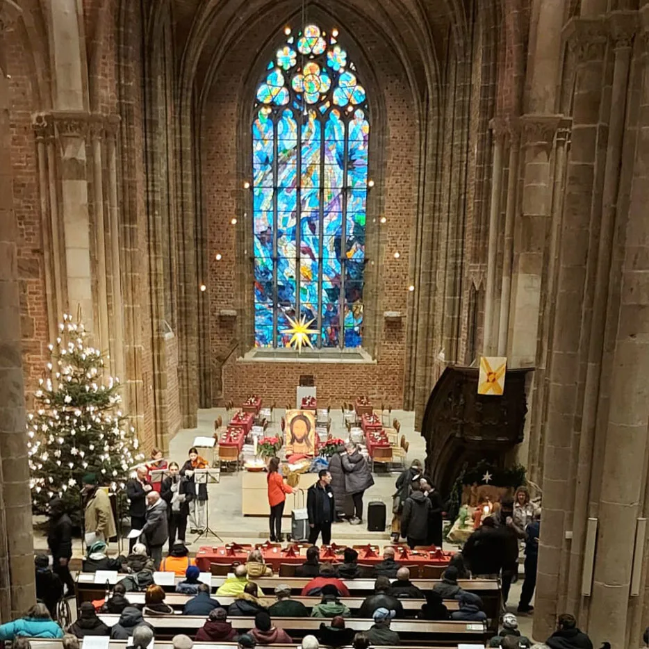 Weihnachtsfeier für bedürftige Menschen in einer Kirche
